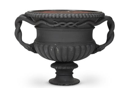 ENSEMBLE RARE DE QUATRE GRANDES URNES EN FONTE À A