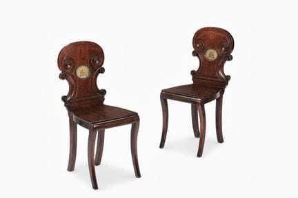 UNE PAIRE DE FAUTEUILS DE SALON EN ACAJOU DE L'ÉPO