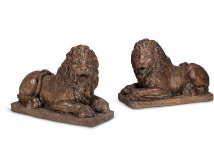 UNE GRANDE PAIRE DE LIONS COUCHÉS EN TERRE CUITE –