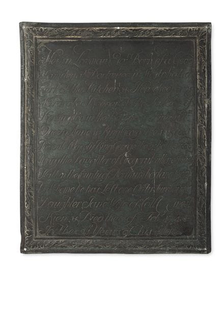 MAISON ROYALE – PAIRE DE PLAQUES COMMÉMORATIVES EN