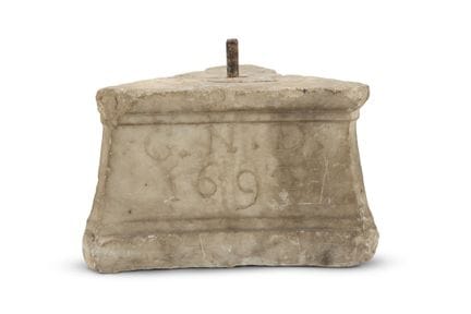 CAPITEL OU COLONNE EN MARBRE DE WILLIAM ET MARY, D