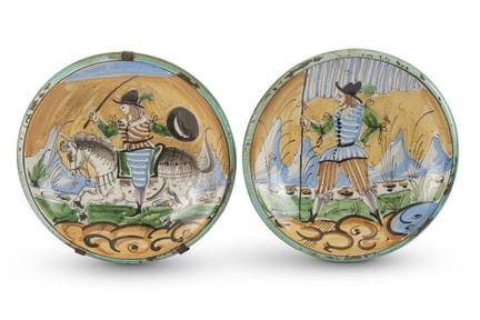 DEUX PLATS ITALIENS EN MAÏOLICA SIMILAIRES, MONTEL