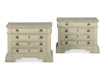UNE PAIRE DE COMMODES PEINTES EN VERT PÂLE – ITALI