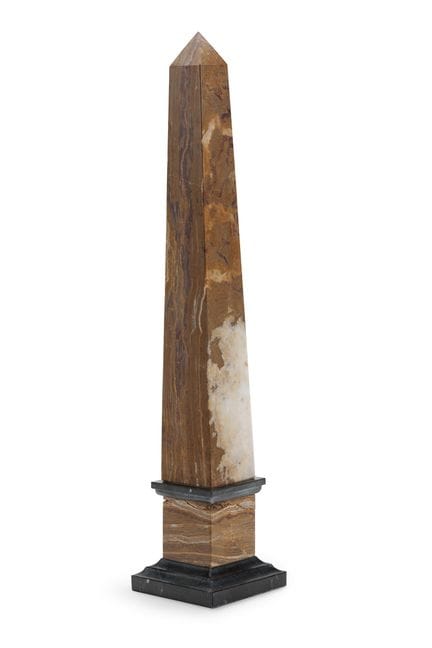 OBÉLISQUE EN ALBÂTRE STRIAÉ – XXe SIÈCLE. Socle et