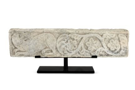 RELIEF EN MARBRE REPRÉSENTANT UN LION ET UN TREILL