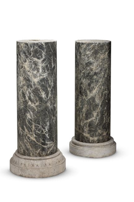 UNE GRANDE PAIRE DE COLONNES SUR SOCLE EN MARBRE –