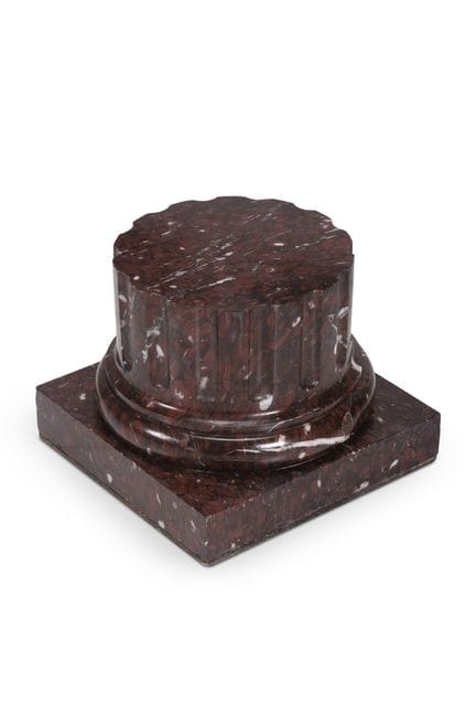 SOUS-PIE DE SCULPTURE EN MARBRE ROUGE GRIOTTE, FRA