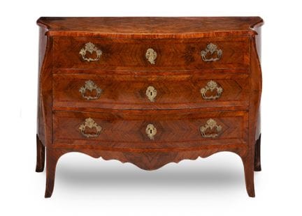 COMMODE ITALIENNE DU XVIIIe SIÈCLE EN NOYER FIGURÉ