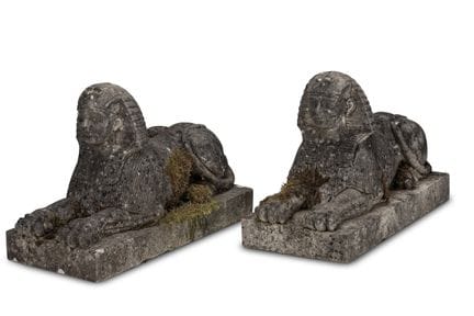 一对雕刻大理石狮身人面像 19世纪 带有罗马-埃及风格的头部 高51厘米，总长80厘米，底座深36厘