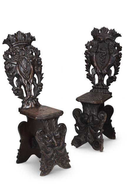 DEUX CHAISES DE SALON EN CHÂTAIGNIER, ITALIENNES, 