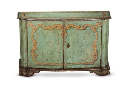 COMMODE À FAÇADE ARCHÉE, PEINTE EN VERT ET DORÉE P