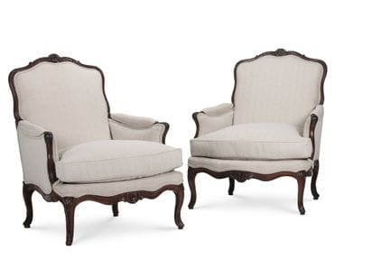 PAIRE DE BERGÈRES LOUIS XV EN NOYER, MILIEU DU XVI