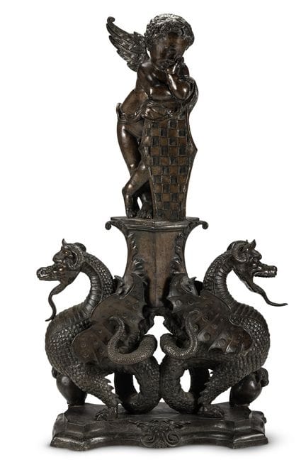 UN PUTTO EN BRONZE, EN POSITION DEBOUT ET PORTANT 