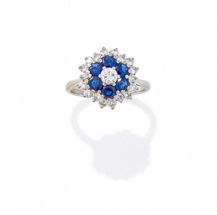 BOUCHERON, ANILLO CON GRUPO DE PIEDRAS DE ZAFIRO Y