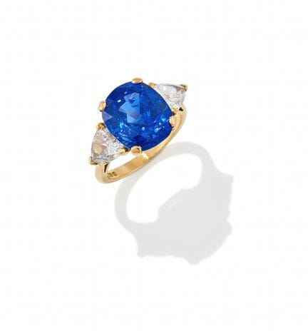 UN ANILLO DE ZAFIRO BIRMANO Y DIAMANTES: Zafiro en