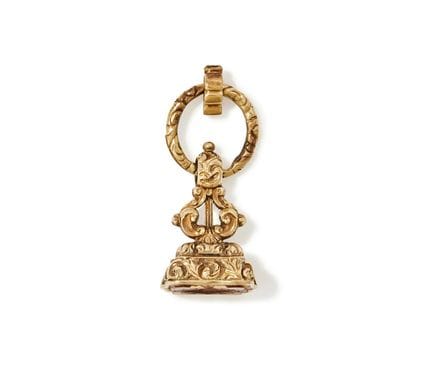 维多利亚早期吊坠印章 约1840年 錾刻叶纹镶座配里拉琴形手柄，箔饰岩晶底座上雕刻有纹章，周围饰以爱