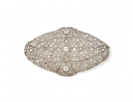 Un broche con panel engastado con diamantes de los