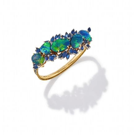 CHAUMET，一款蛋白石、蓝宝石和珐琅手镯，伦敦，1967年。铰链式前饰板镶嵌五颗黑蛋白石凸圆面宝