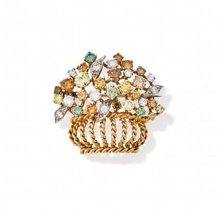 Un  BROCHE EN FORMA DE CESTA DE FLORES CON DIAMANT