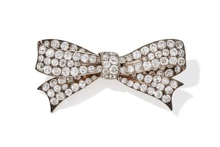 UN BROCHE DE ARCO CON DIAMANTES DE FINALES DEL SIG