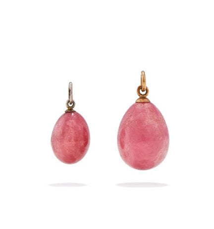 两枚俄罗斯玫瑰石蛋形吊坠，约1900年。每枚蛋形玫瑰石均配有素面吊环，其中一枚刻有“56”标准标记，