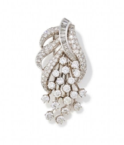 UN BROCHE DE DIAMANTES EN FORMA DE RAMO: Hojas de 