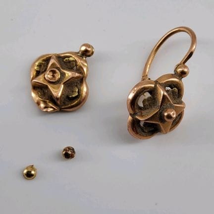 Debris in 18K (750 thousandths) yellow gold compri