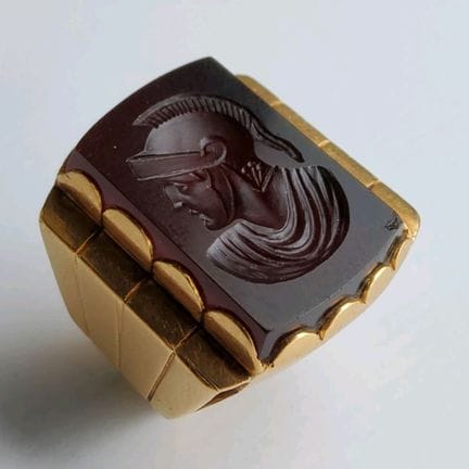 18k yellow gold signet ring (750 parts per thousan