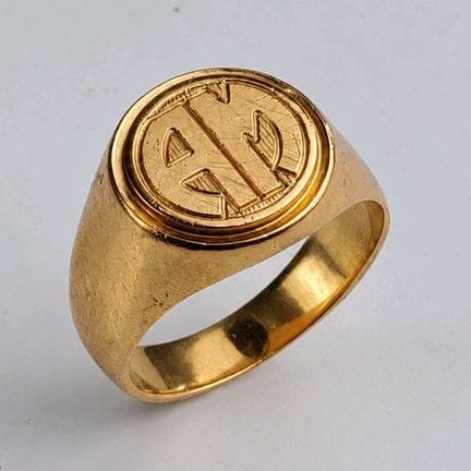 18K yellow gold signet ring (750 parts per thousan