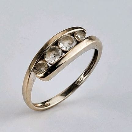 18k white gold ring (750) set with four brilliant-