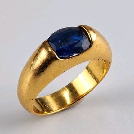 Gold-plated ring set with a faceted oval-cut blue 