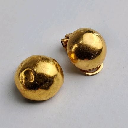 Pair of mismatched 18k yellow gold (750) ear clips