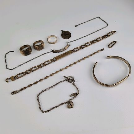 Silver jewelry set (925 parts per thousand).
- 1 r