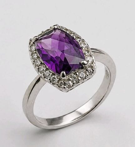 Silver ring (925) set with a faceted purple stone,