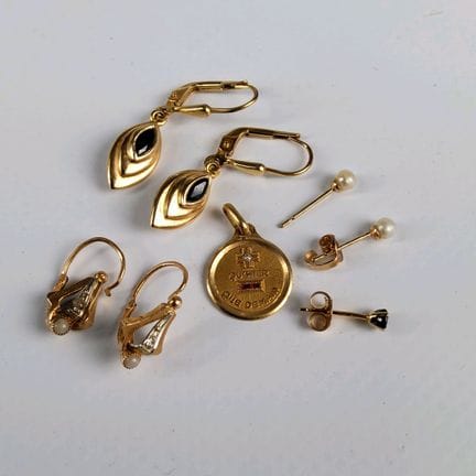Set of 18K yellow gold (750) earrings, including:
