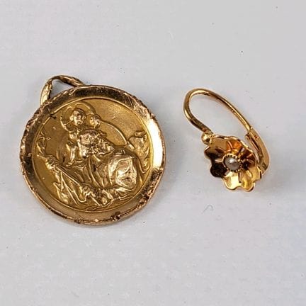 Set of yellow gold jewelry consisting of:
- 1 earr