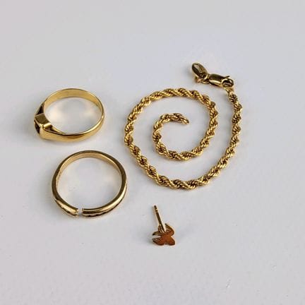 Assortment of 18k gold (750) scrap pieces, includi