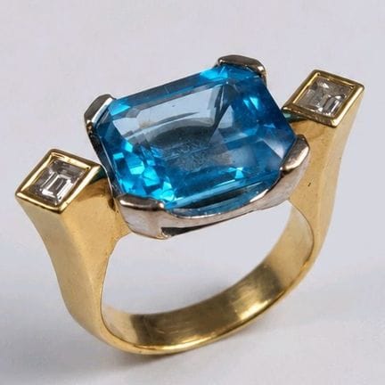 An elegant, modernist ring in 18K yellow and white