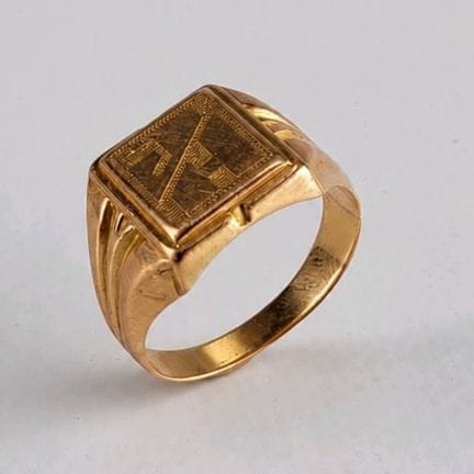 18k yellow gold signet ring (750 parts per thousan