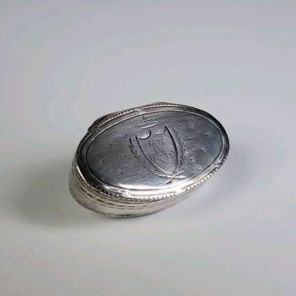 Ovale Pillendose aus 950er Silber, Deckel mit eine