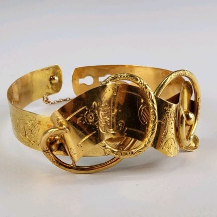 18k yellow gold (750) bangle with engraved floral 