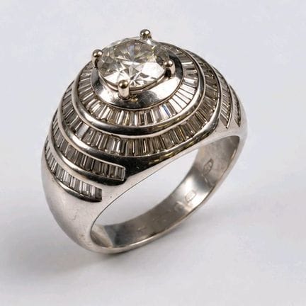 Impresionante anillo abombado de oro blanco de 18 