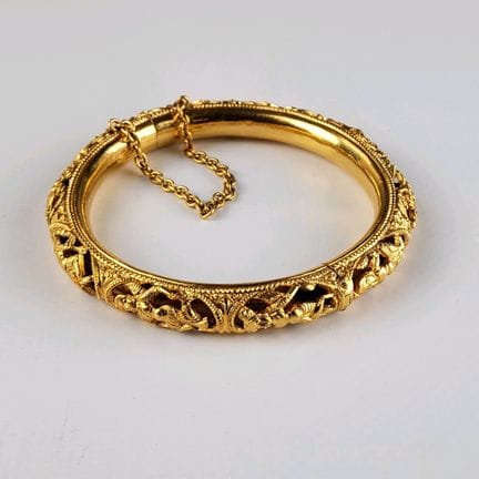 22k yellow gold (916 parts per thousand) hinged ba