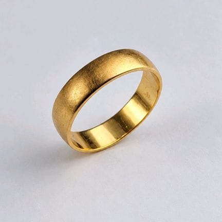 18k yellow gold wedding band (750 parts per thousa
