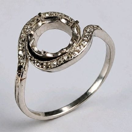 18k white gold (750) twist ring, with a stepped de