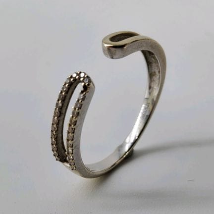 Open ring in 9K (375 thousandths) white gold set w