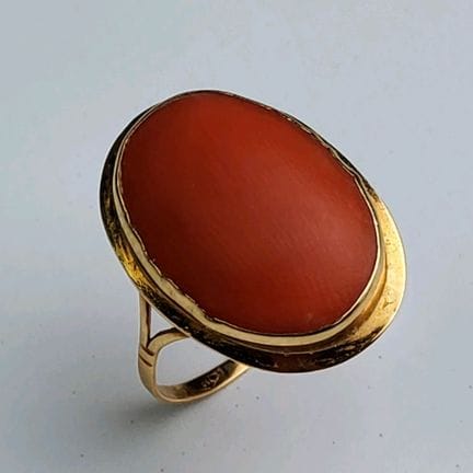 18K yellow gold ring (750 parts per thousand), fea