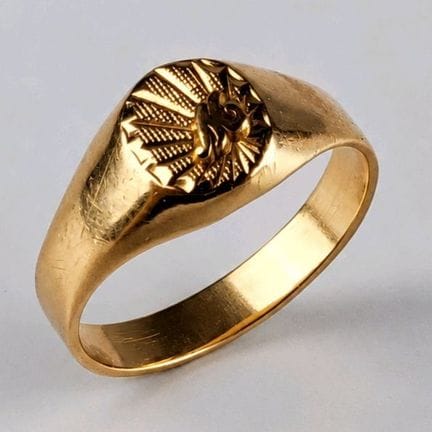18k yellow gold signet ring (750 parts per thousan