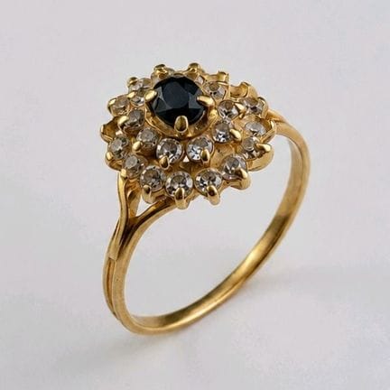 18K yellow gold (750) daisy ring featuring a slend