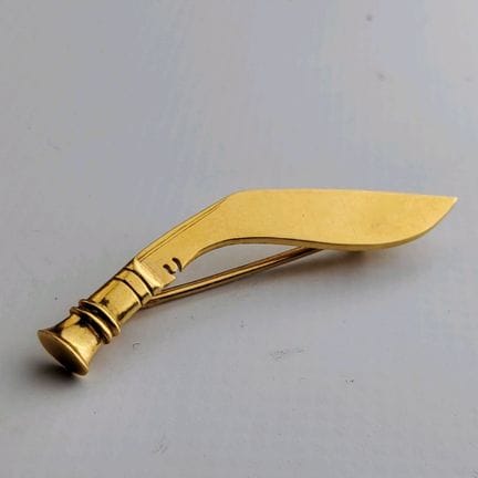 A 22k yellow gold (916 thousandths) brooch featuri